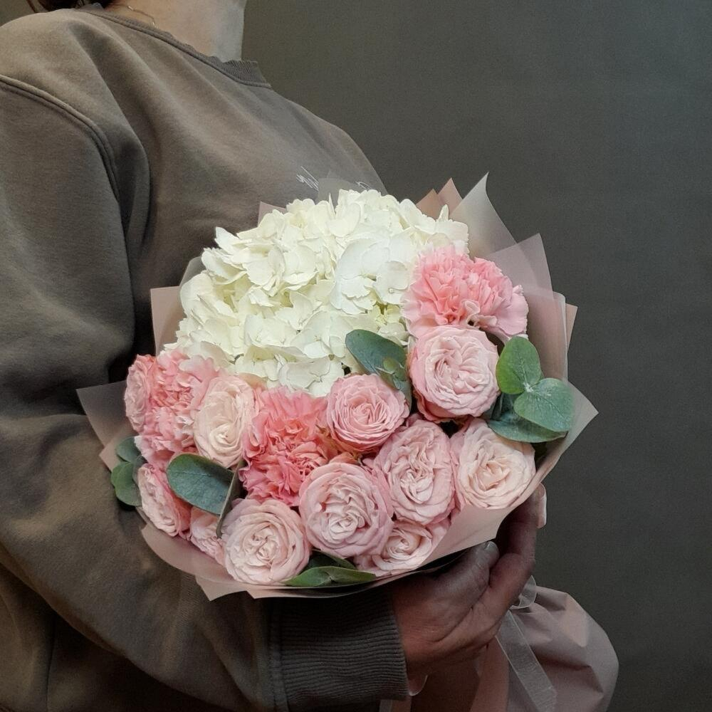 Авторский букет из гортензии, пионовидных роз и диантуса ПРЕДЗАКАЗ