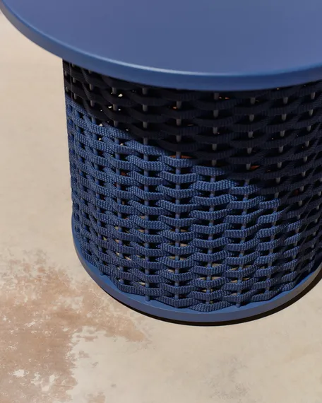 Уличный приставной столик Sedalis из алюминия и веревочного шнура синего цвета Ø50 см