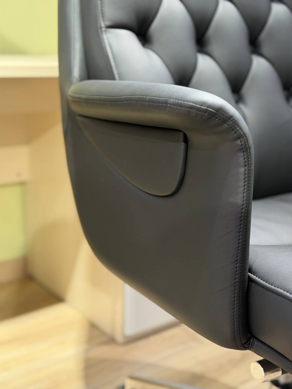 Кресло офисное 2902-1 582045##Black color LEATHER