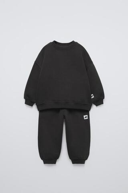 ZARA КОМПЛЕКТ ИЗ ТОЛСТОВКИ И БРЮК-ДЖОГГЕРОВ С НАШИВКОЙ, ЧЕРНЫЙ