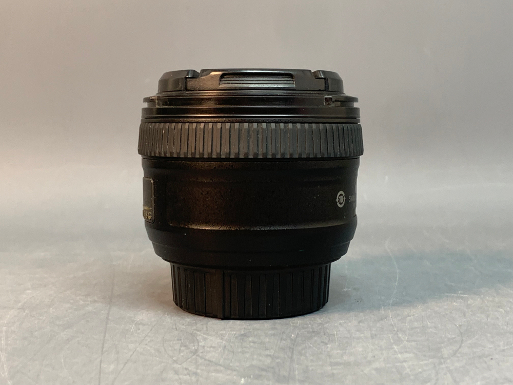Nikon 50mm f/1,8G AF-S Nikkor, резинка на корпусе отклеивается
