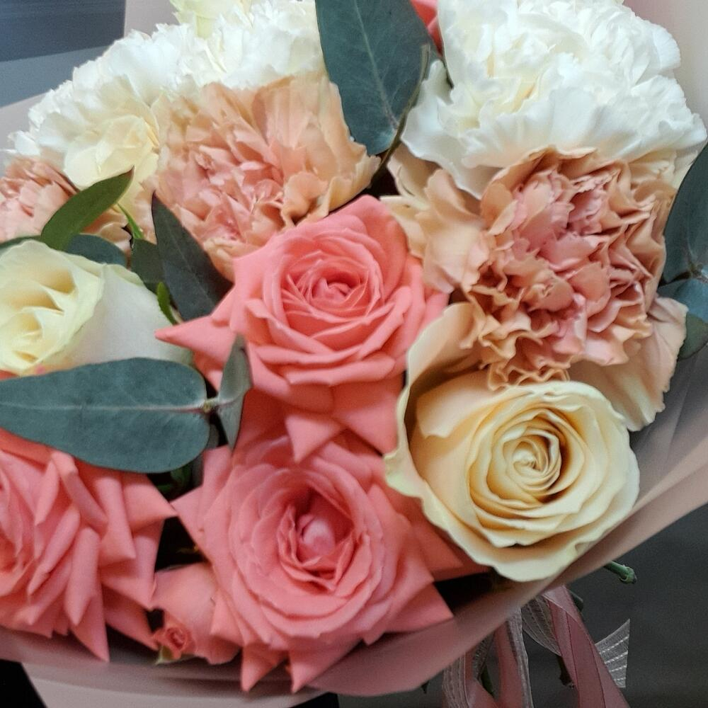 Авторский букет из роз, диантуса и эвкалипта