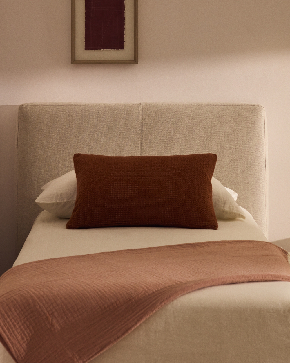 Изголовье Blok цвета экрю со съемным чехлом для кровати шириной до 90 см