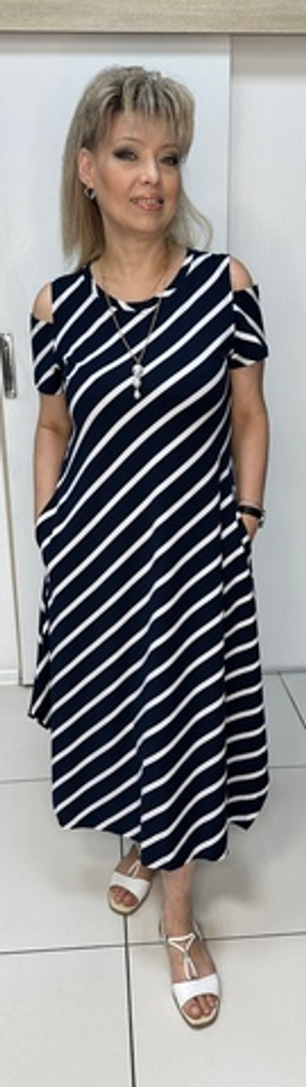 Трикотажное платье в полоску по диагонали с вынутыми плечиками