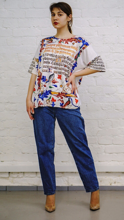 Футболка "Манускрипт", по мотивам готического шрифта и иллюстраций из Бревиария короля Мартина Арагонского