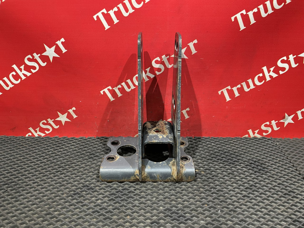 Кронштейн усилителя бампера правый 2018г.