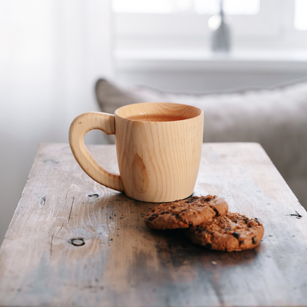 Деревянная кружка  с ручкой из цельного куска древесины кедра для чая, пива и других напитков 300 мл. C60