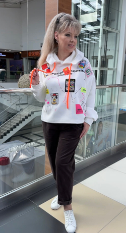 Белая толстовка-худи с ярким принтом и капюшоном