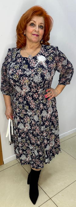 Трикотажное цветное платье с брошью и пояском