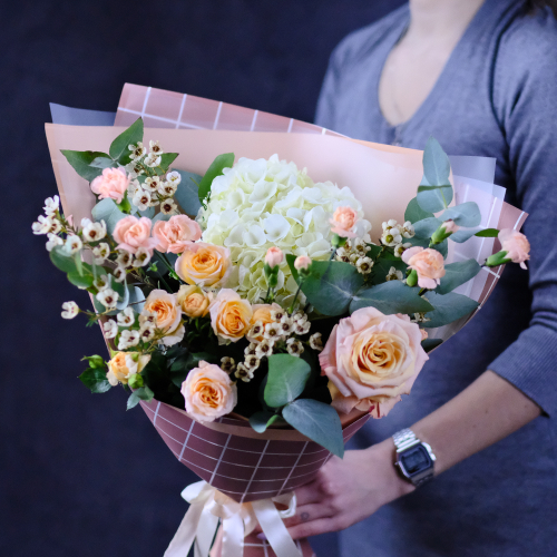 Купить Букет #396 с гортензией и пионовидной розой