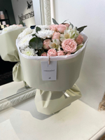 Сборный букет с кустовой пиновидной розой и хризантемой в оформлении