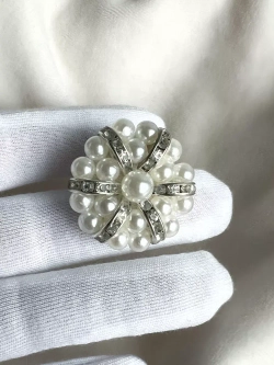 Большая пуговица-брошь с бисером жемчугом и стразами 3 шт