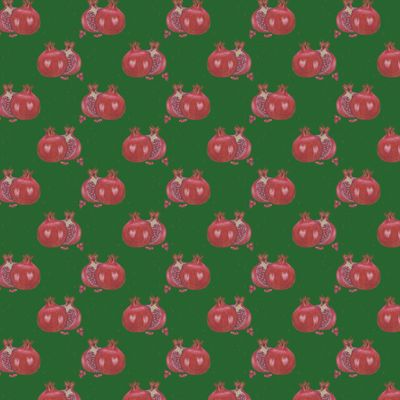 Сочный гранат на зеленом фоне