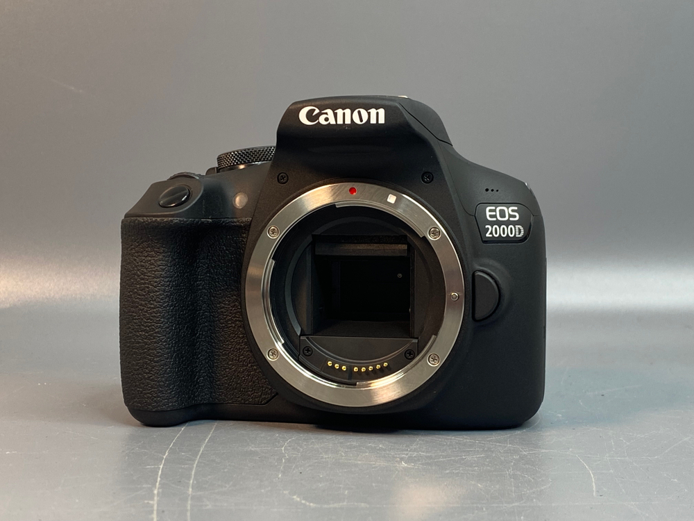 Canon EOS 2000D Body Не включается.