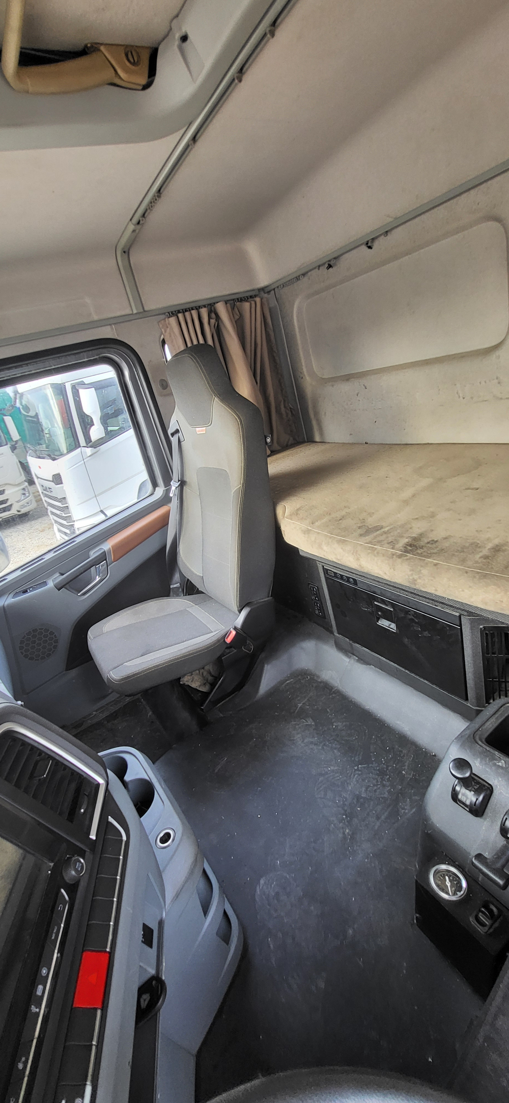 Shacman (Shaanxi) SX* 4x2 Седельный тягач SX418853381 (Дизельный, 12,5 л, 544 л.с., АТ)