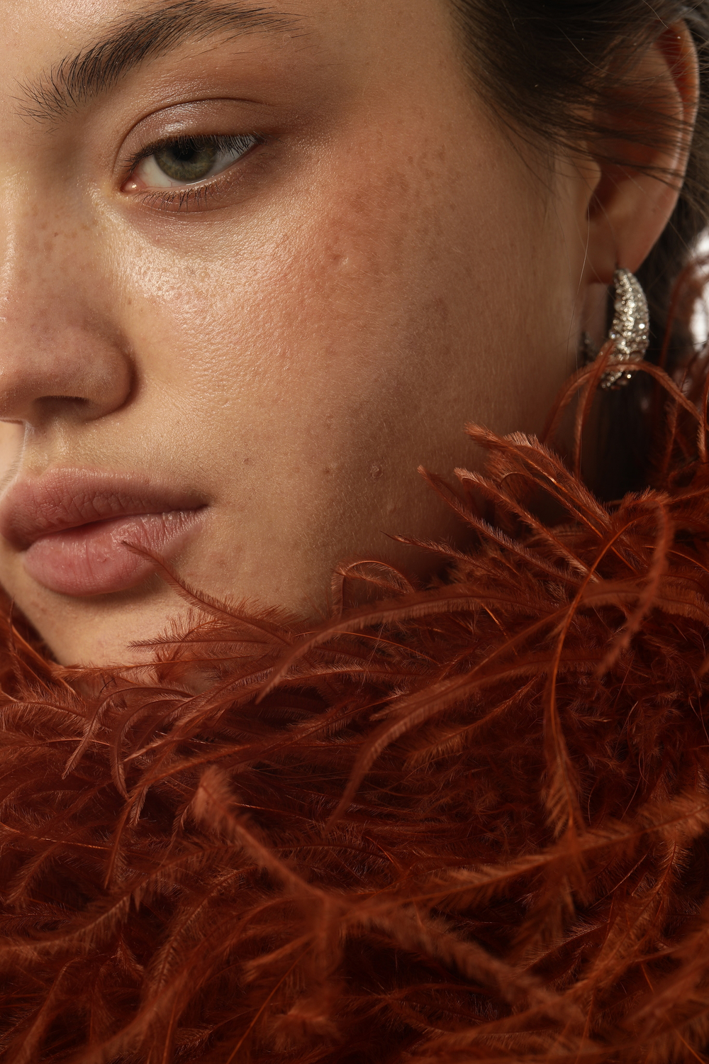 Боа перьевое, коричневого цвета