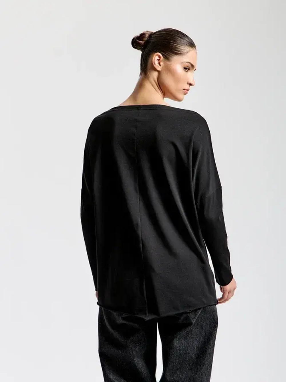 Лонгслив с широким вырезом лодочка