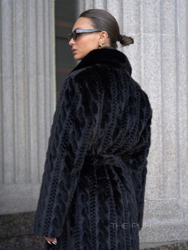 Длинная черная шуба из эко-меха