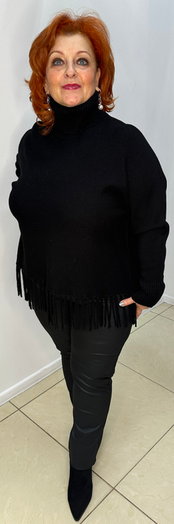 Черный свитер с бахромой