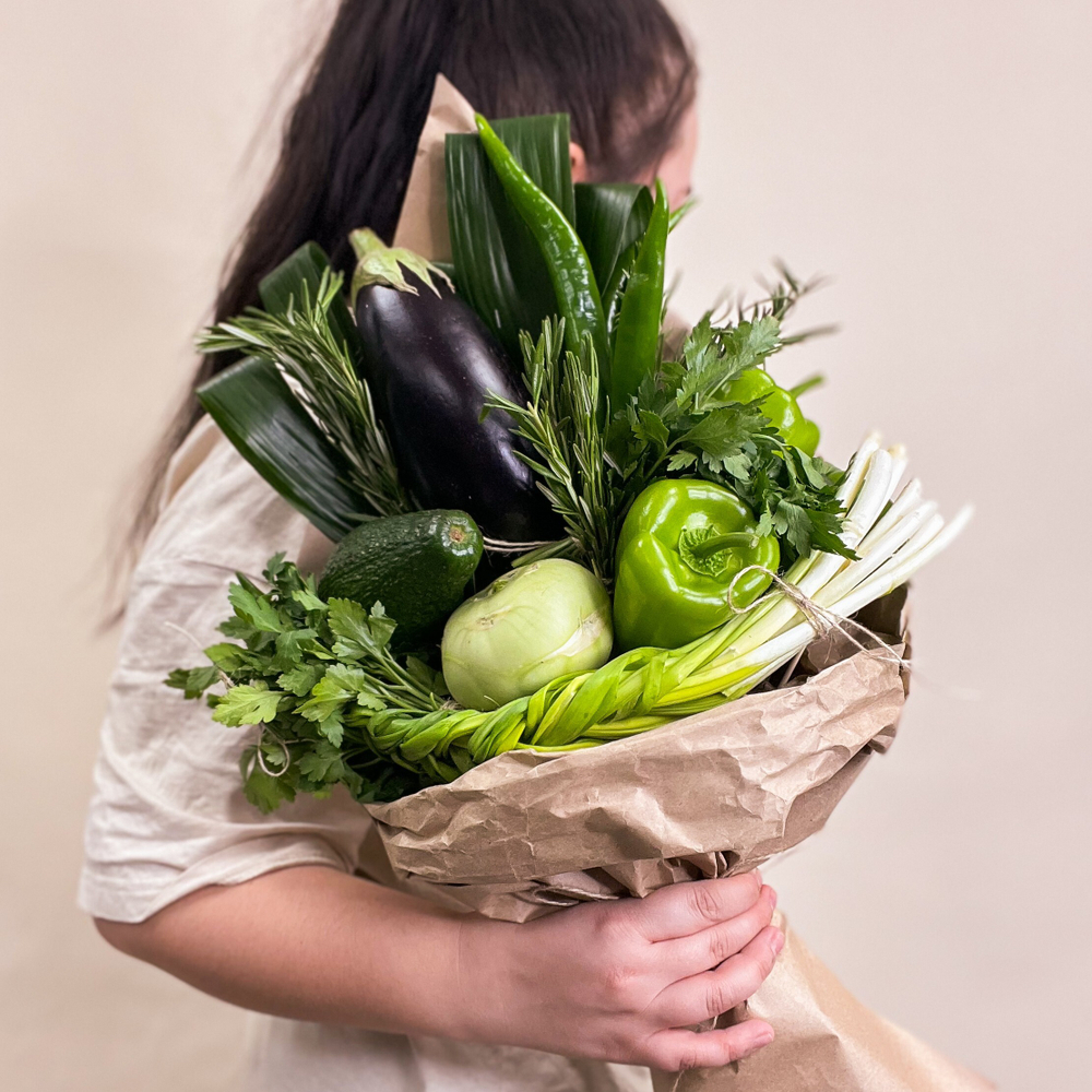 Овощной букет из баклажана, перцев, зелени, кольраби и авокадо