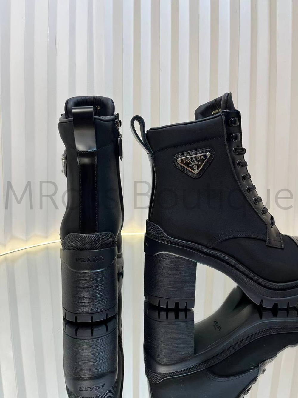 Женские ботинки Prada на каблуке в черном цвете