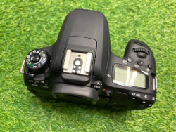 Canon EOS 77D 2.100 кадров