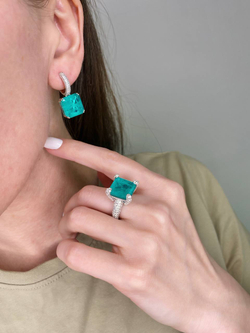 Стильные серьги с центральным камнем цвета параиба и белыми микрофианитами завершат ваш образ. Такое украшение подойдет как под деловой костюм, так и спортивную одежду. Длина изделия составляет 27 мм, выполненного из серебра 925-й пробы.   Купить серьги можно прямо сейчас – достаточно оформить заказ или позвонить нашему менеджеру по телефону, указанному на сайте. Заказать изделие из серебра можно с оперативной доставкой, которая возможна в любую точку России. Также вы можете подобрать дополнение в виде кольца или кулона, что позволит завершить ваш образ.