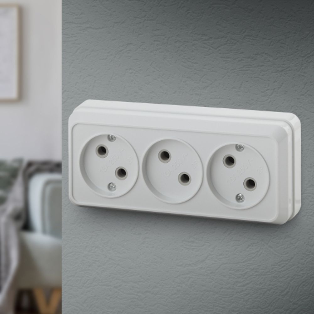 Розетка Intro Quadro 2-205-01 без заземления трехместная 3х2P, 16А-250В, IP20, ОУ, белый