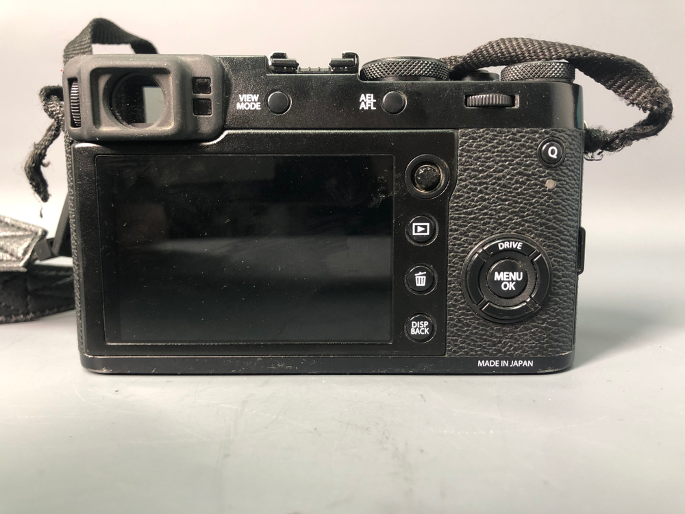 Fujifilm X100F, 64105 кадров пробега.