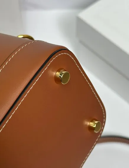Сумка CELINE IN SMOOTH SATINATED CALFSKIN коричневая