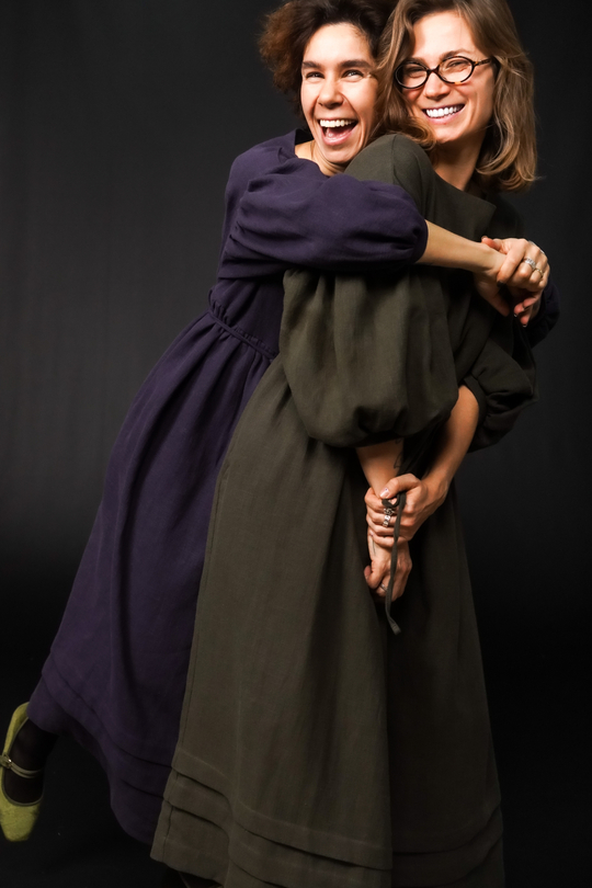 Платье оверсайз с декоративной обработкой на юбке из крапивы цвета хаки