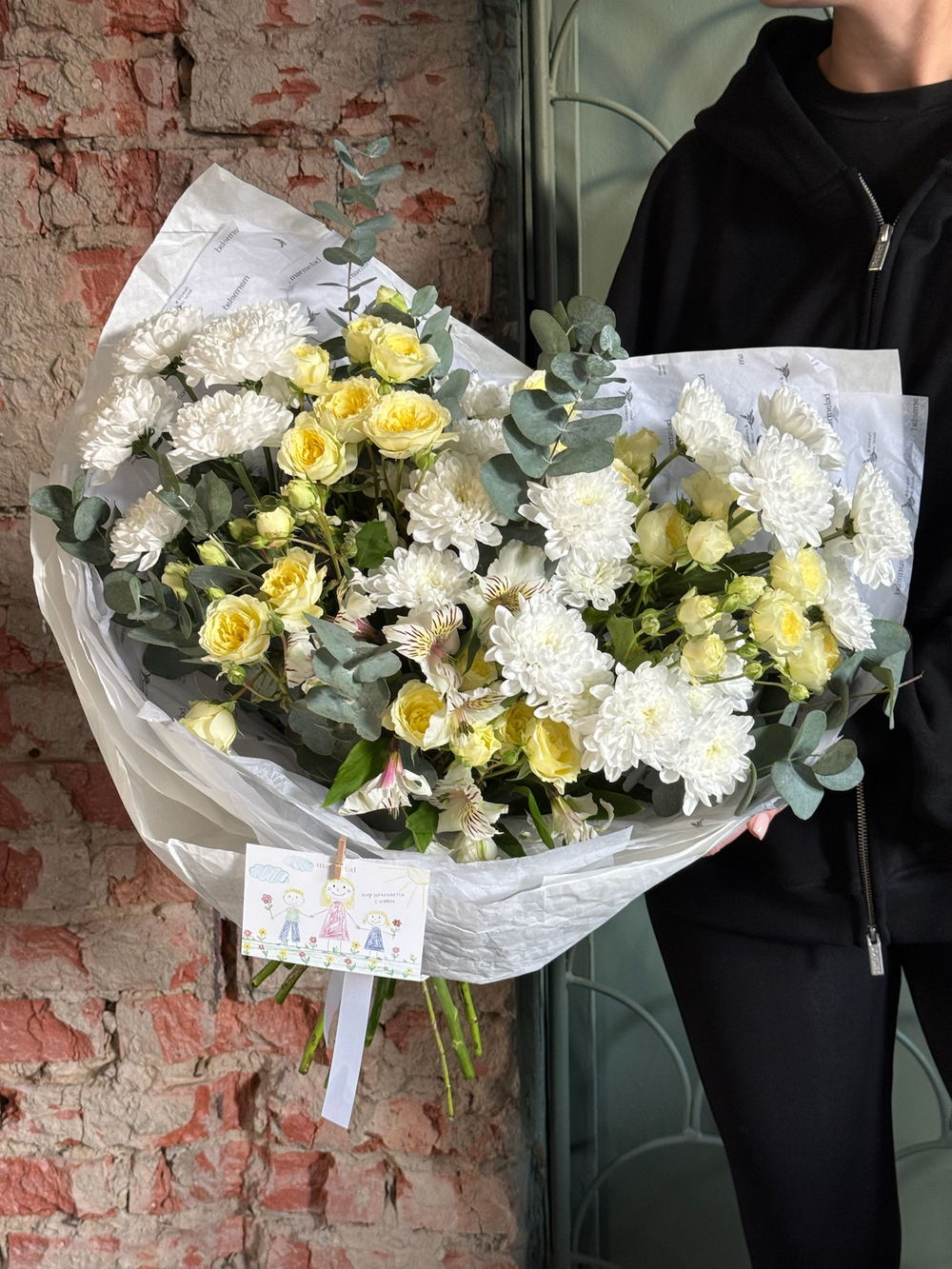 Букет из кустовой пионовидной розы, альстромерии, эвкалипта и хризантемы