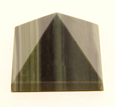 Пирамида из офиокальцита 50-50-38мм вес 116 гр