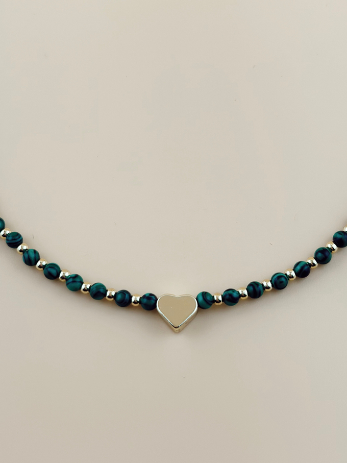 Колье с зелеными шариками и золотым сердечком