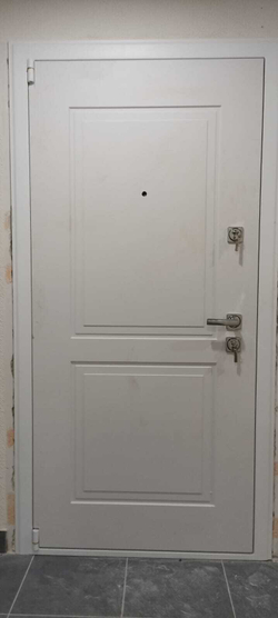 Входная белая металлическая дверь  Нео Вайт 18 белый матовый, без текстуры (фурнитура ХРОМ блестящий)
