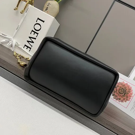 Сумка Loewe Squeeze среднего размера из кожи ягненка наппа черный