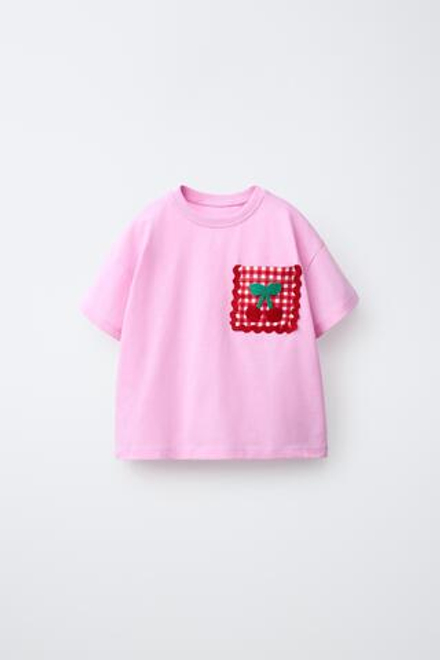 ZARA ФУТБОЛКА С ВИШНЕВЫМ КАРМАНОМ ИЗ КРУЖЕВА КРОШЕ, ЯРКО-РОЗОВЫЙ