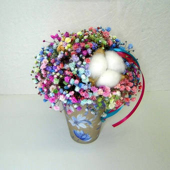 Радужная гипсофила в крафтовом стаканчике Гжель