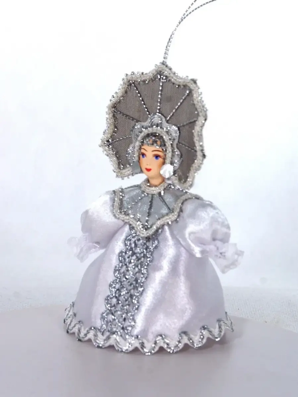 Елочные игрушки. Кукла-подвеска Снежинка