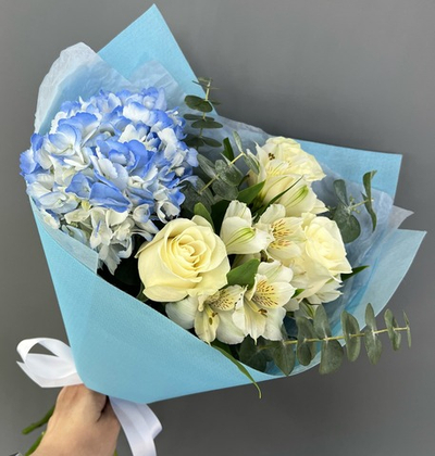 Букет из гортензии, роз и альстромерий