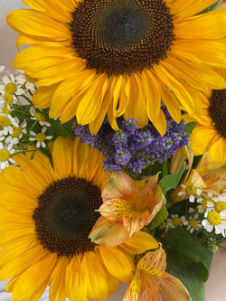 Летний солнечный букет с танацетумом и ароматными пионами Сара Бернард (С0034)