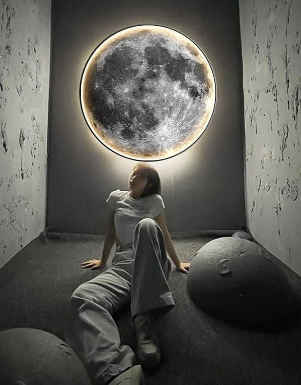 Шикарный космический светильник, который можно вешать на стену и на потолок