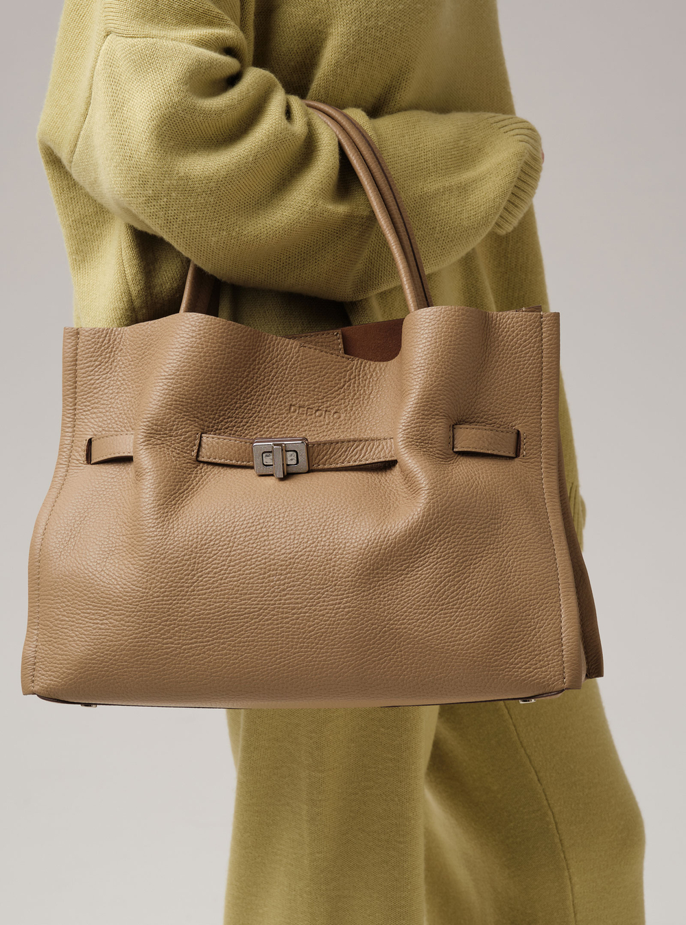 Кожаная сумка Deboro 31195 бежевый карандаш