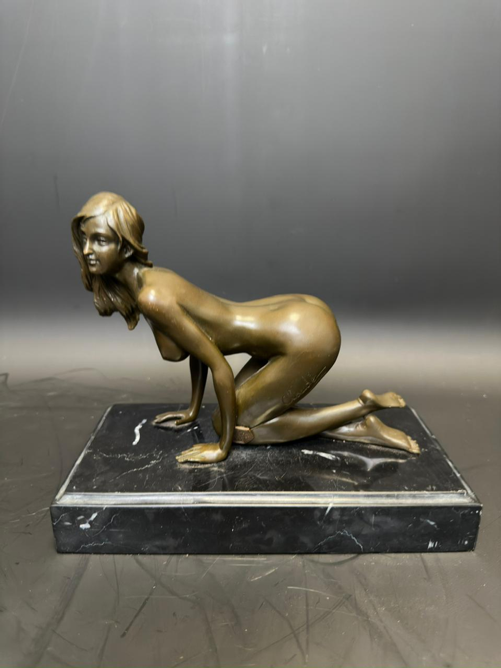 Бронзовая скульптура «Девушка на камне»