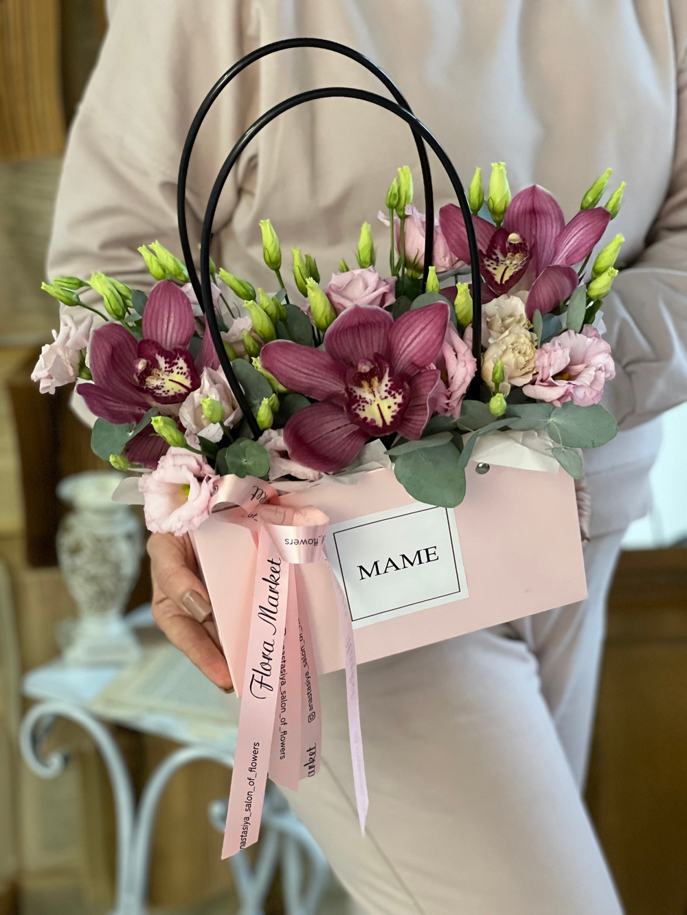 Композиция из орхидеи цимбидиум, лизиантуса и эвкалипта