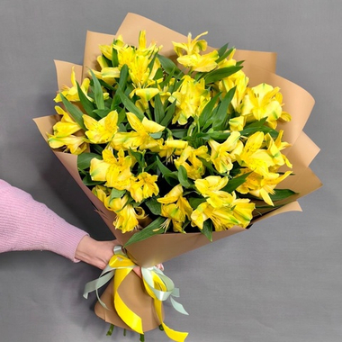 Букет из 9 желтых альстромерий