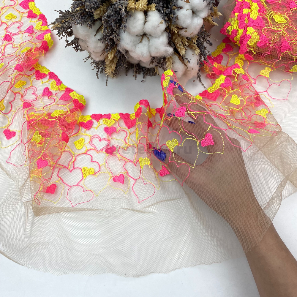 Вышивка на сетке сердечки бежевый/неоновый 20 см