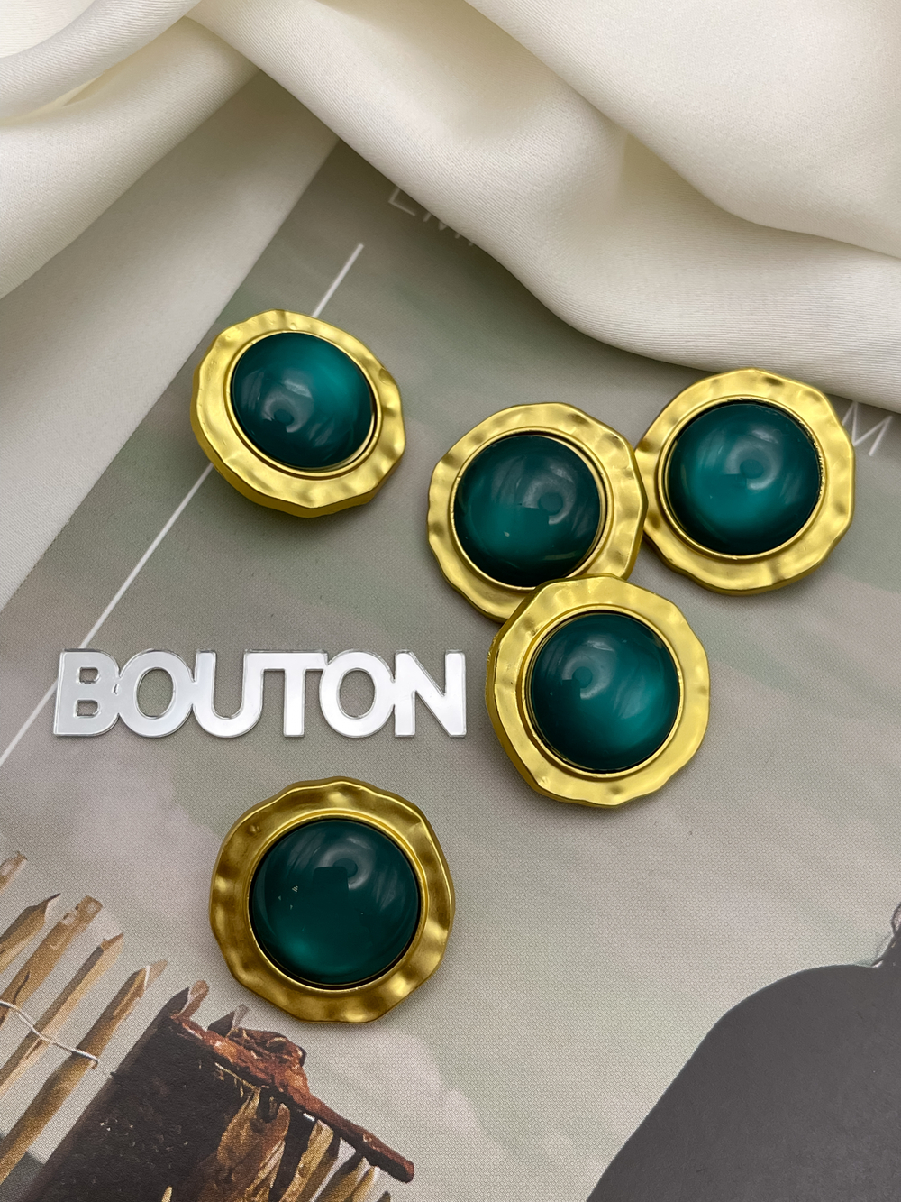 Пуговицы Скиапар. матовое золото с бирюзовым (сине-зеленым) лунным камнем