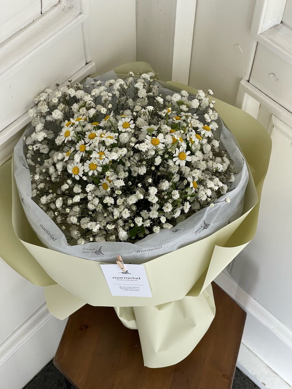 Авторский букет из ромашек и гипсофилы
