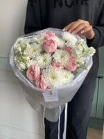 Сборный букет их хризантемы, маттиолы и кустовой пионовидной розы